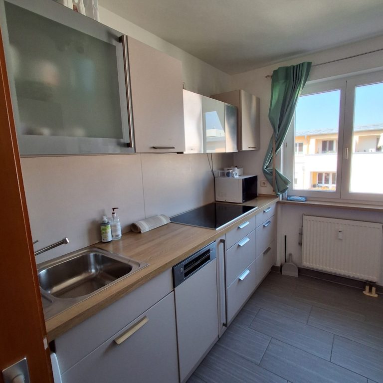 Bad Helles Badezimmer mit Dusche, Badewanne, Waschbecken und WC.
