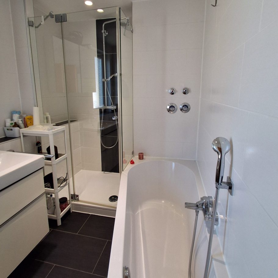 Bad Moderne Badezimmer mit Dusche, Badewanne und eleganter Sanitäranlage.
